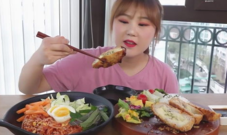 泰国小姐姐吃辣拌面图片,小姐姐挑战火辣滋味，视觉与味蕾的双重盛宴