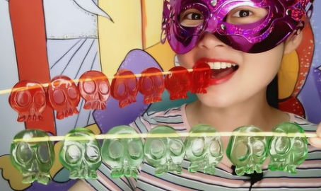 小姐姐吃海盗骷髅头视频,小姐姐勇敢尝海盗骷髅头